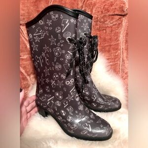 MARC By Marc Jacobs Black And White Print Tie Front 2.5 Inch Heel Rain Boots Sz8